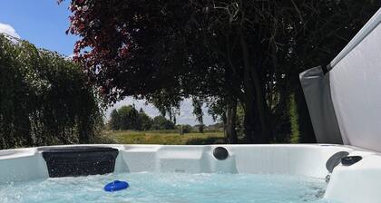 Modern lodge with hot tub in the heart of Kent-sleeps 6-8