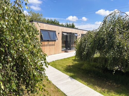 Modern lodge with hot tub in the heart of Kent-sleeps 6-8