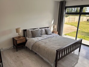 Room - Modern lodge with hot tub in the heart of Kent-sleeps 6-8 (Hadlow)