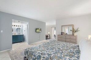 5 Schlafzimmer, Schreibtisch, Bügeleisen/Bügelbrett, Reisekinderbett