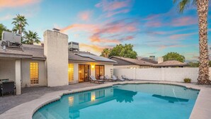 Pool - 5BR w/4 Kings•Pool•Fire Pit•BBQ Grill•Yard Games (Phoenix)