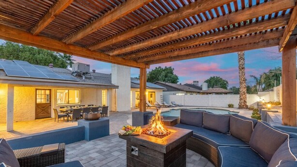 Outdoor dining - 5BR w/4 Kings•Pool•Fire Pit•BBQ Grill•Yard Games (Phoenix)