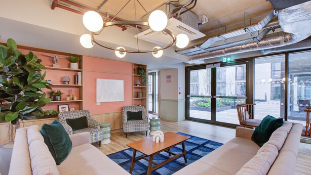 A spacious lobby with a large seating area, a wooden coffee table, and a variety of chairs. There are large windows providing natural light and a view of the street outside. - Moss & Marble in Bristol (Bristol)