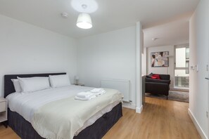 Iron/ironing board - Lounge & Light in Bristol (Bristol)