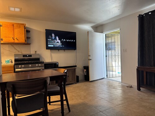 Central 1BR Quiet Oasis: 3 miles to UofA & Banner + Fast WiFi