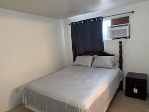 1 dormitorio, tabla de planchar con plancha, wifi y ropa de cama