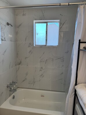 Secadora de cabello, toallas, jabón, papel de baño 