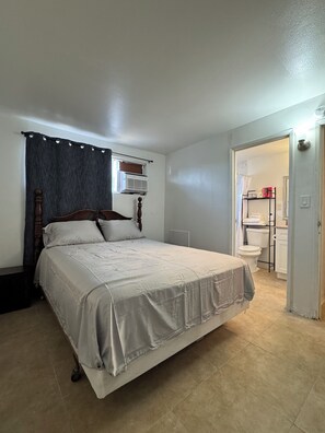 Tabla de planchar con plancha, wifi y ropa de cama 