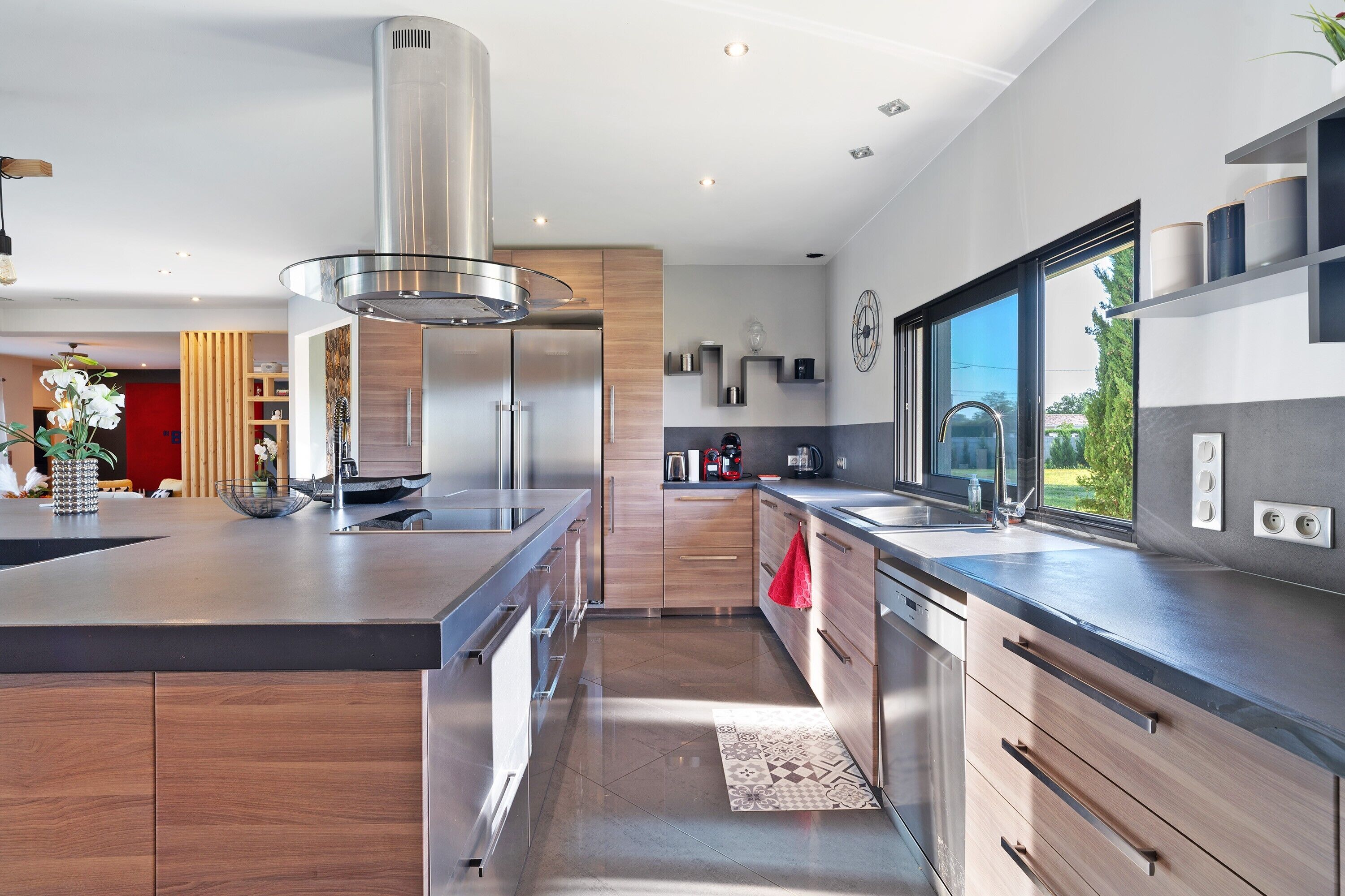 Frigorífico, microondas, horno y placa de cocina
