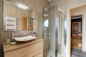 Dusche, Haartrockner, Handtücher