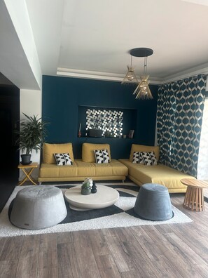 Tv och ett bordtennisbord