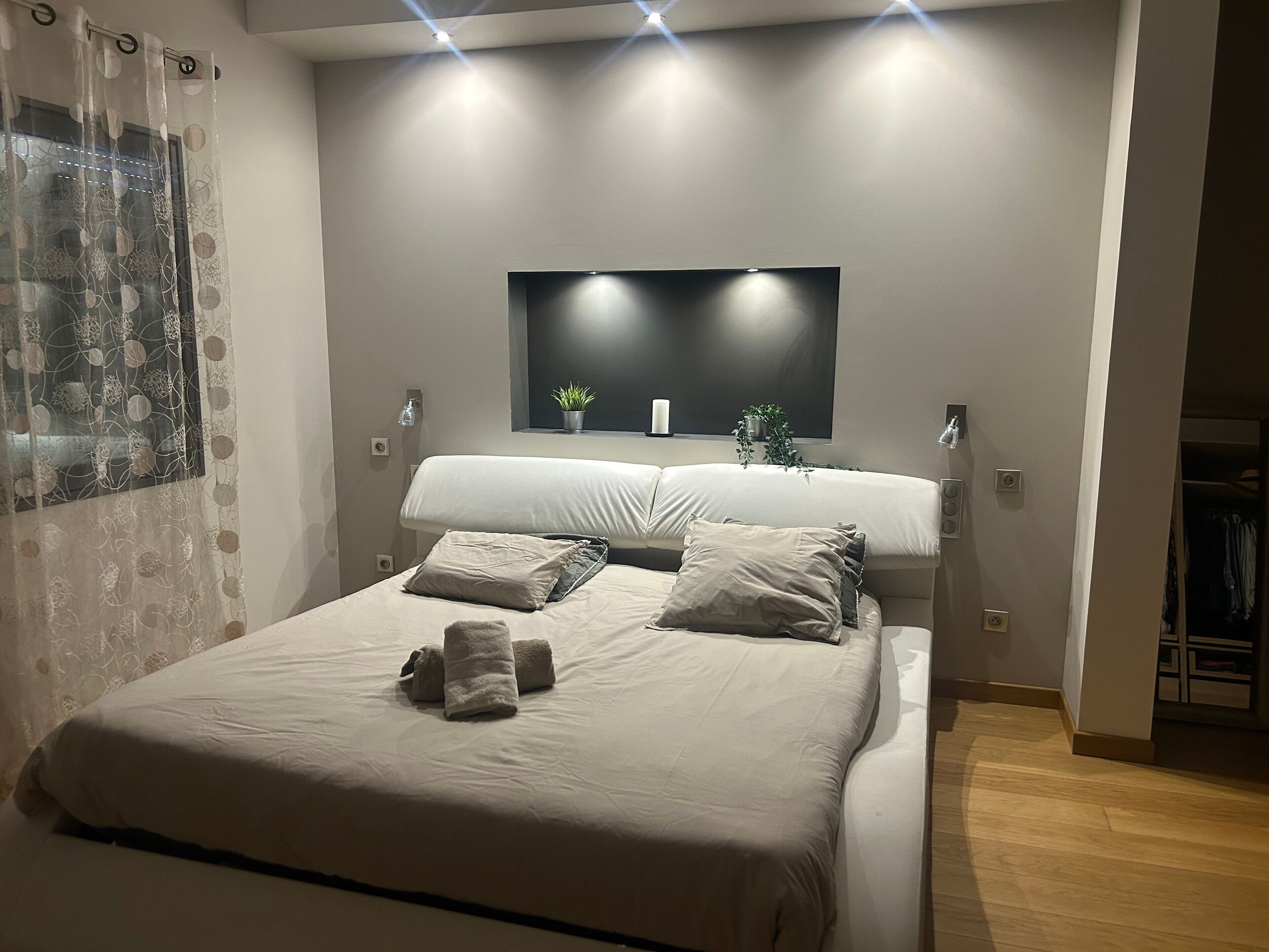 Iron/ironing board, WiFi, bed sheets