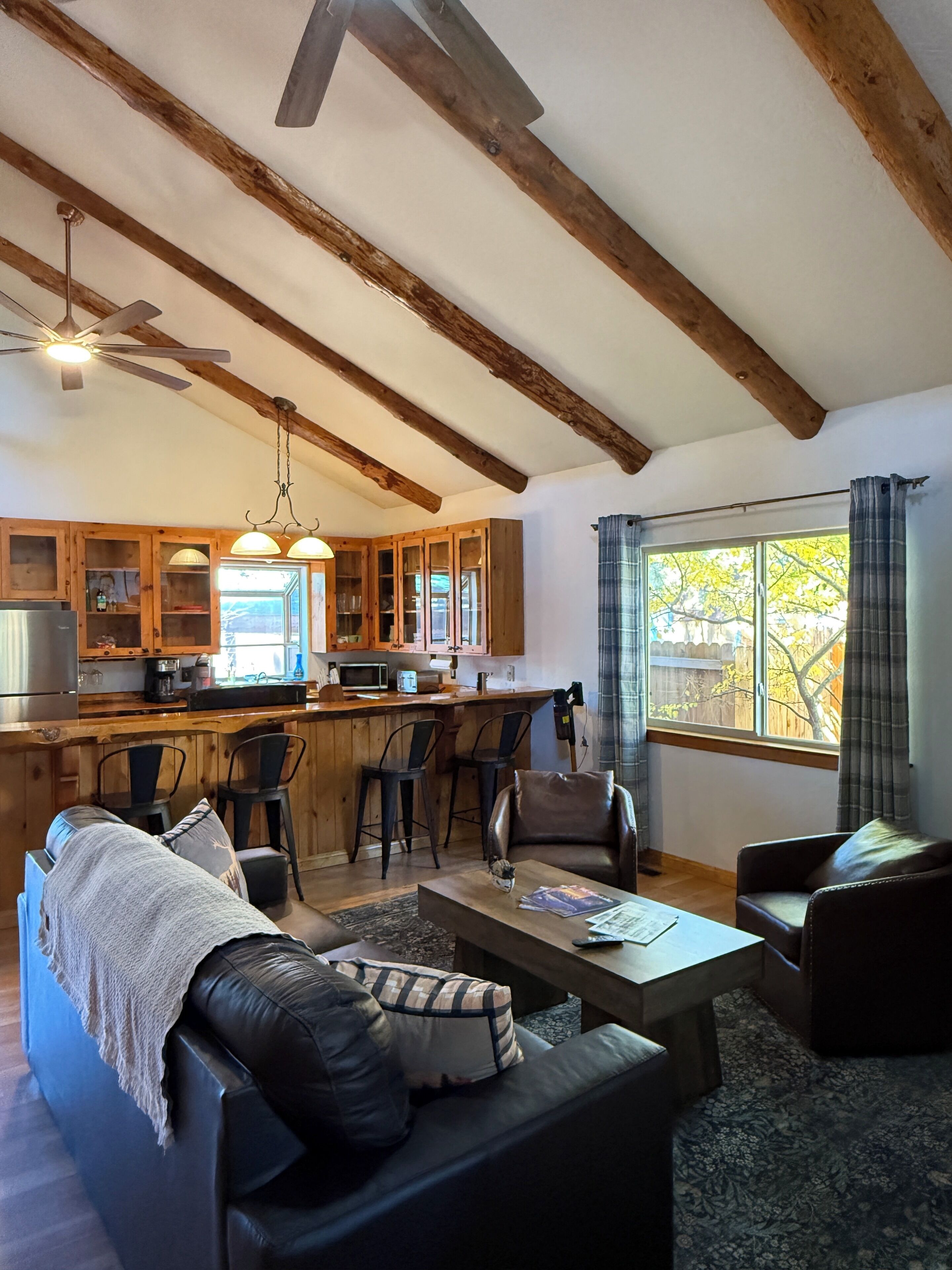 TV connectée, cheminée, espaces bureaux, imprimantes