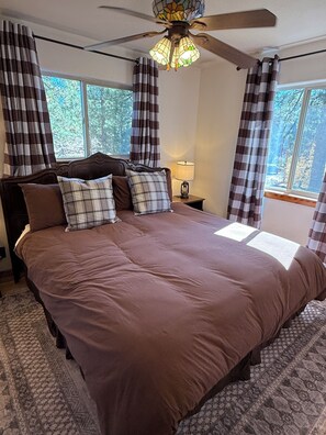 Desk, free WiFi, bed sheets - Escape to the Finest Mountain Vibes, Complete Bear Cub Decor, Hot Tub, Private Fenced Yard, 3BR (Big Bear City)