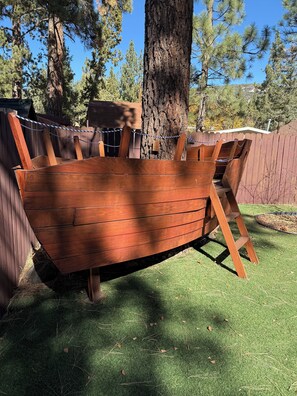 Property grounds - Escape to the Finest Mountain Vibes, Complete Bear Cub Decor, Hot Tub, Private Fenced Yard, 3BR (Big Bear City)