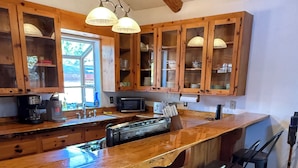 Coffee/tea maker, fridge, microwave, oven - Woodsy Cozy Escape, Finest Mountain Vibes, Hot Tub, Pirate Ship and Xbox (Big Bear City)