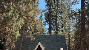 A cabin with a green roof, a white door, and a number '400' on the side. - Goldilocks Mountain Vibes for All Your Bears - No Better than Our Relaxing Mountain Vibes Cabin, 3BR for Mamma, Papa, and Baby Bears! (Big Bear)