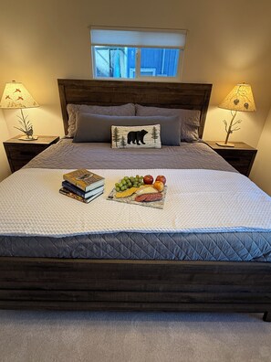 Free WiFi, bed sheets - Immerse your Big Bear Experience from our Cabin, BEST location to everything. Hot tub and fenced yard. So Close to Summit Mountain, grocery and shopping! (Big Bear Lake)