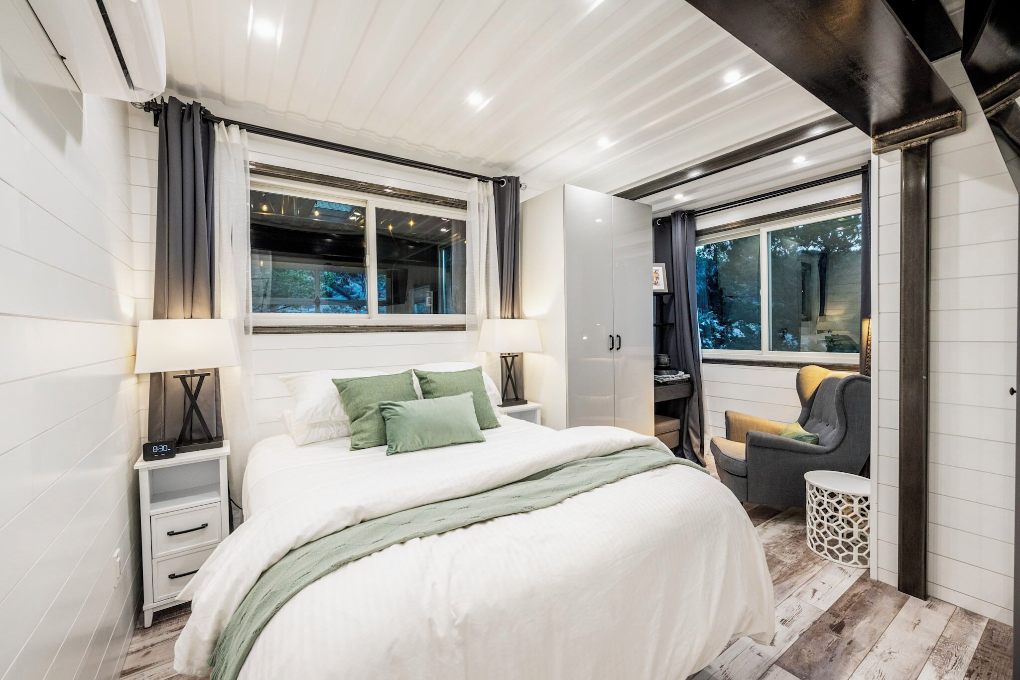 Safe på rommet, skrivebord, strykejern/-brett og wi-fi (inkludert)