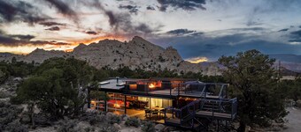 Lavish Shipping Container Experience by Capitol Reef National Park! 2Bed,2Bath