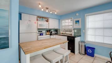 KĂŒhlschrank, Mikrowelle, Ofen, Herdplatte