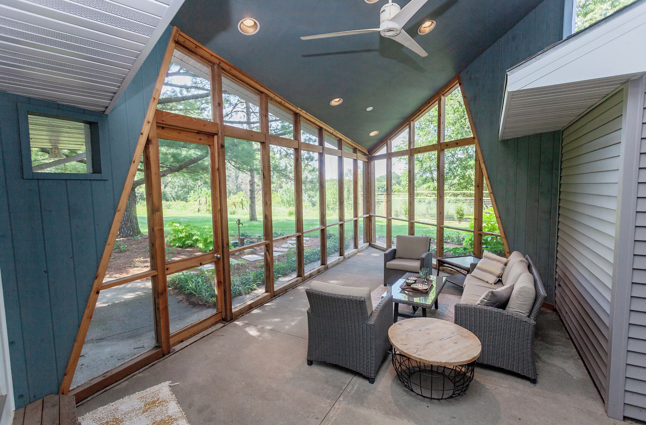 Smart TV, fireplace, stereo