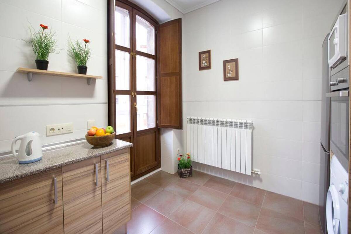Family Apartment | Private kitchen | Fridge, microwave, stovetop, cookware/dishes/utensils