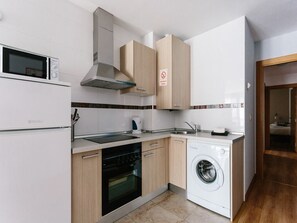 เบสิกสตูดิโอ | ครัวส่วนตัว | ตู้เย็น, ไมโครเวฟ, เตาประกอบอาหาร, เครื่องครัว/จาน/ช้อนส้อม