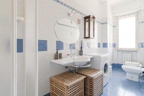 Dusche, Bidet, Handtücher