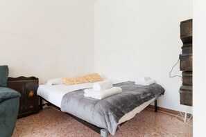 1 chambre, fer et planche à repasser