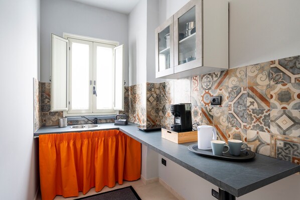 Fridge, microwave, stovetop, coffee/tea maker - Apartment 'Liberty Suite' with Wi-Fi and Air Conditioning (Lecce)