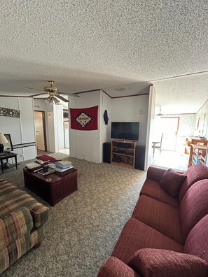 Living area - 3br/2ba Duck Camp at Bayou Meto (Humphrey)