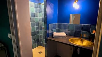 Habitación con 1 cama matrimonial o 2 individuales, vista al jardín | Baño