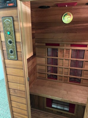 A sauna with a control panel, wooden walls, and a ventilation system. - Maison Bonnefoy Toulouse (Toulouse)
