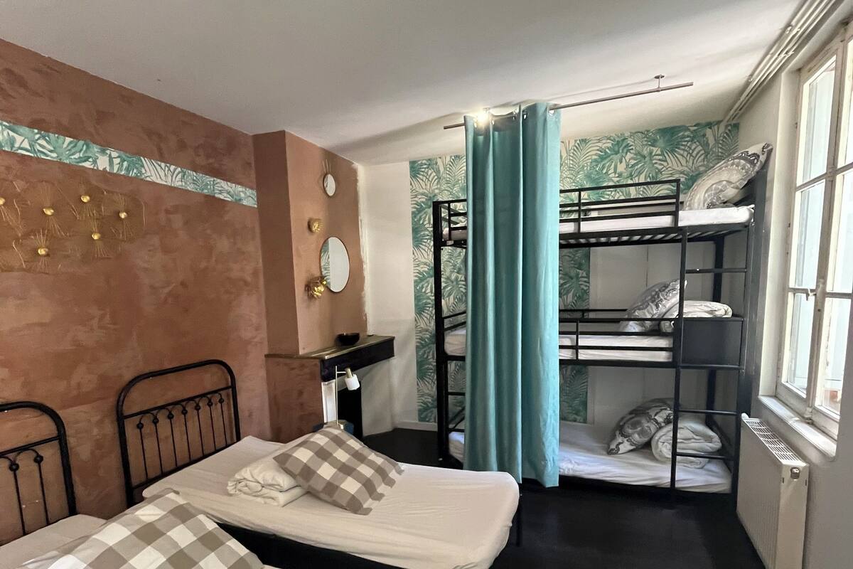 Chambre double ou Dortoir privatif à 5 lits | 免费 WiFi