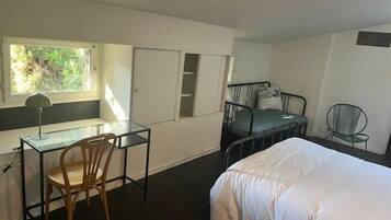 Tweepersoonskamer, Meerdere bedden, uitzicht op tuin | Gratis wifi