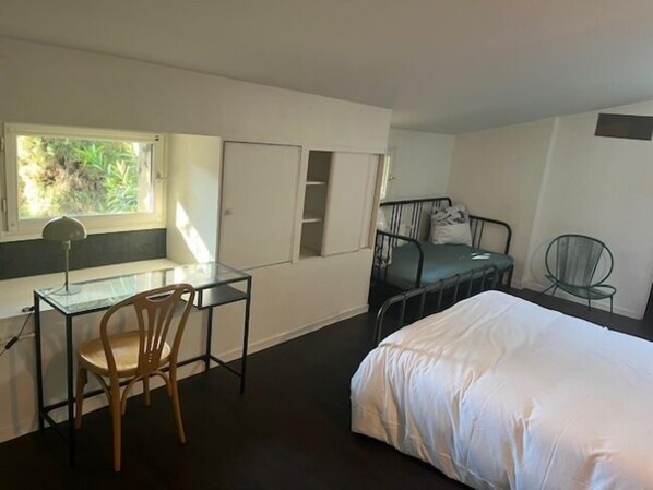 Habitación doble, varias camas, vista al jardín | Wifi gratis 