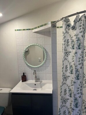 Doppelzimmer, Mehrere Betten, Gartenblick | Badezimmer