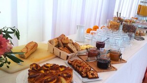 A buffet table with various food items, including bread, pastries, and condiments. - Maison Bonnefoy Toulouse (Toulouse)