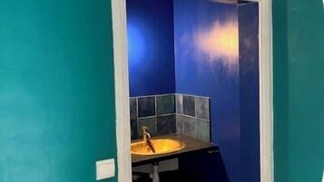 Tweepersoonskamer, uitzicht op tuin | Badkamer