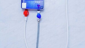 Kyseessä on lääkinnällinen laite, jossa on digitaalinen näyttö, ja se on yhdistetty letkuun ja jalkapoltimeen. Sitä käytetään todennäköisesti potilaan tilan seurantaan tai hoitoon.