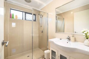 Shower, hair dryer - 2 Bdr Apt | Brisbane | AC | Covered Parking | 220D2 (Rocklea)
