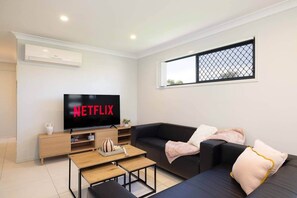 TV - 2 Bdr Apt | Brisbane | AC | Covered Parking | 220D2 (Rocklea)