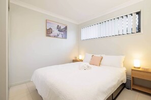 Iron/ironing board, WiFi, bed sheets - 1 Bdr Apt! AC! Spotless! Covered Parking! 220D1 (Rocklea)