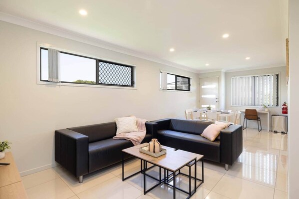 TV - 1 Bdr Apt! AC! Spotless! Covered Parking! 220D1 (Rocklea)