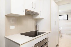 Fridge, microwave, oven, stovetop - 1 Bdr Apt! AC! Spotless! Covered Parking! 220D1 (Rocklea)