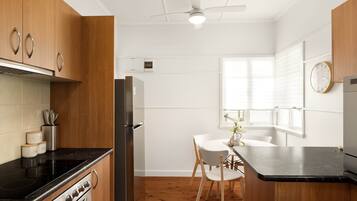 冷蔵庫、電子レンジ、オーブン、コンロ