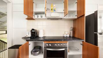 冷蔵庫、電子レンジ、オーブン、コンロ