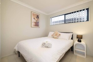 Safe på rommet, strykejern/-brett, wi-fi og sengetøy