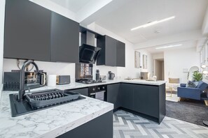 Een koelkast, een magnetron, een oven, een kookplaat